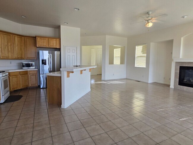 Building Photo - Beautiful single story home with over 1600...