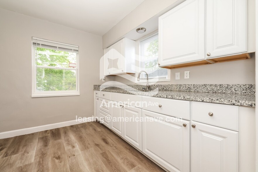 Building Photo - 1818 Parkhill Dr