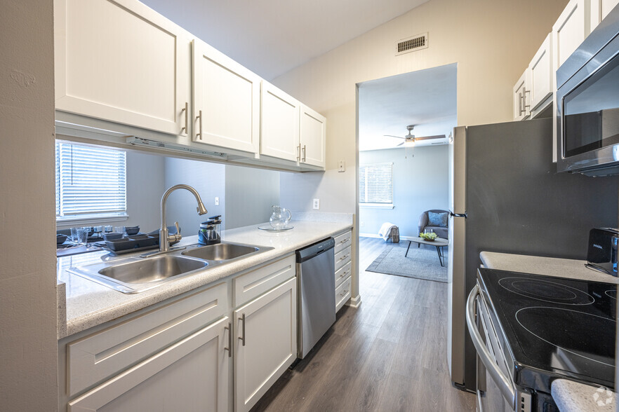 2BR, 2BA - Kitchen - Crescent Oaks