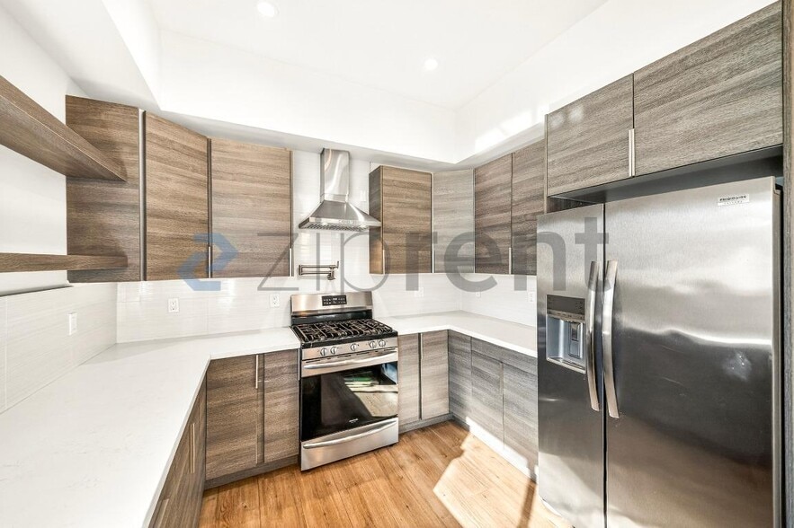 Building Photo - 5641 Riverton Ave