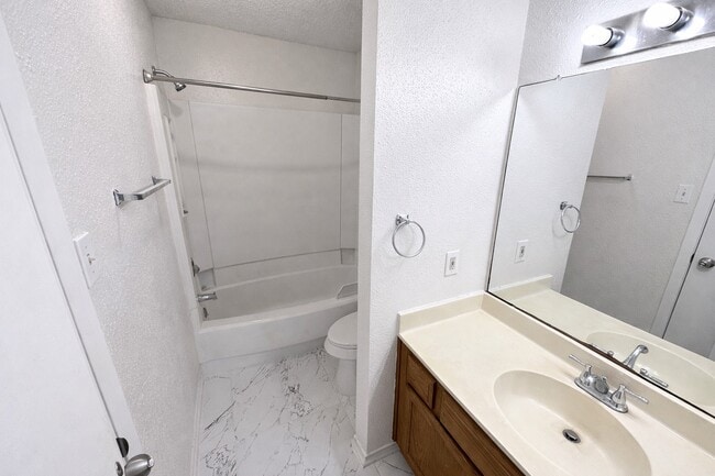 Building Photo - 3815-3815 Dock View Ln