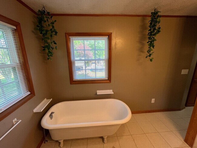 Building Photo - Charming 3-bedroom, 1.5-bathroom property in Pfafftown