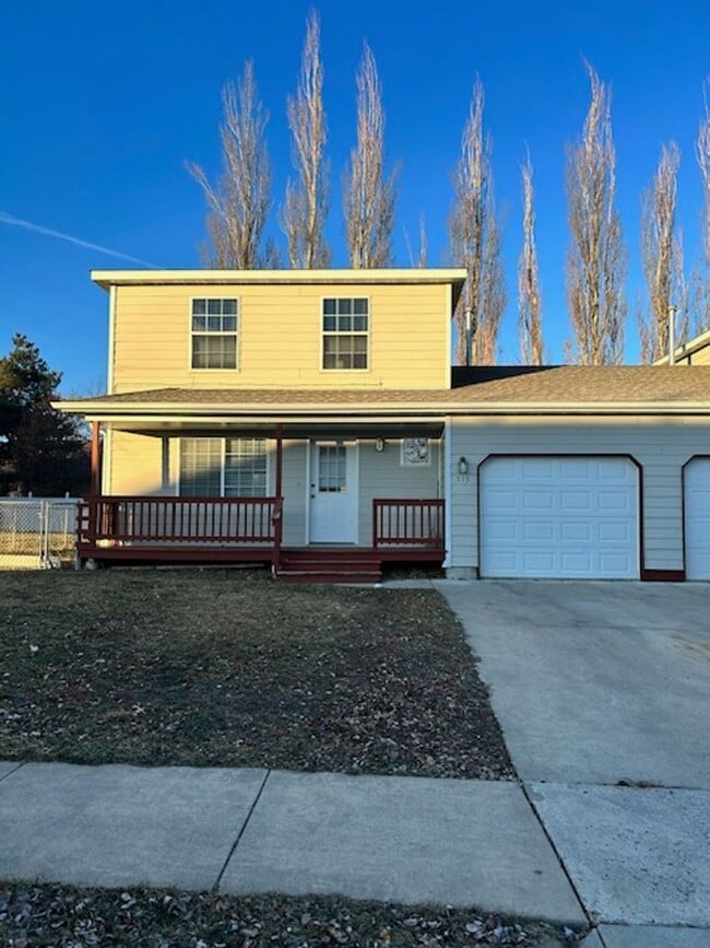 Building Photo - 3 Bedroom 2 Bathroom Centrally Located Tow...