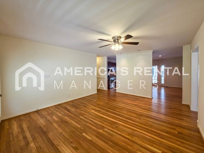 Building Photo - Newly Renovated and Ready for Move In!