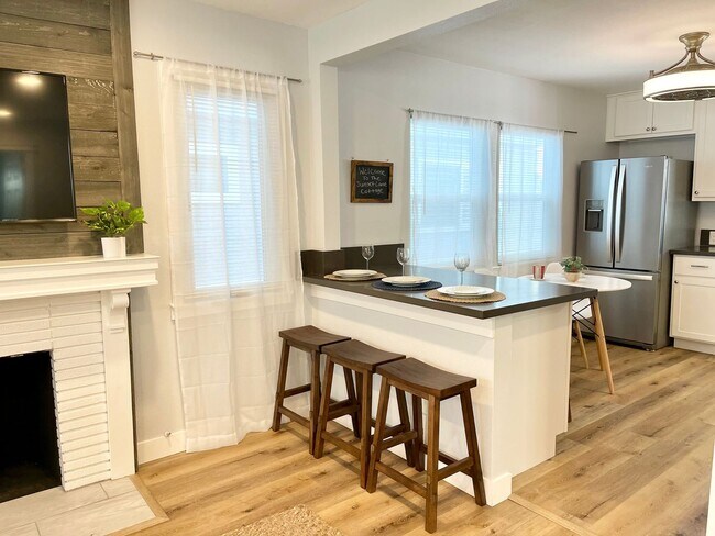 Building Photo - 3945S- The Sunset Lane Cottage | FURNISHED
