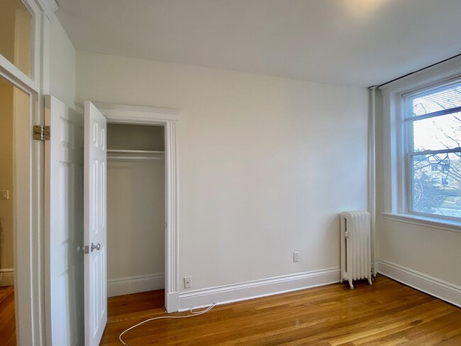 Building Photo - Nicely renovated 2 bed unit with utilities...