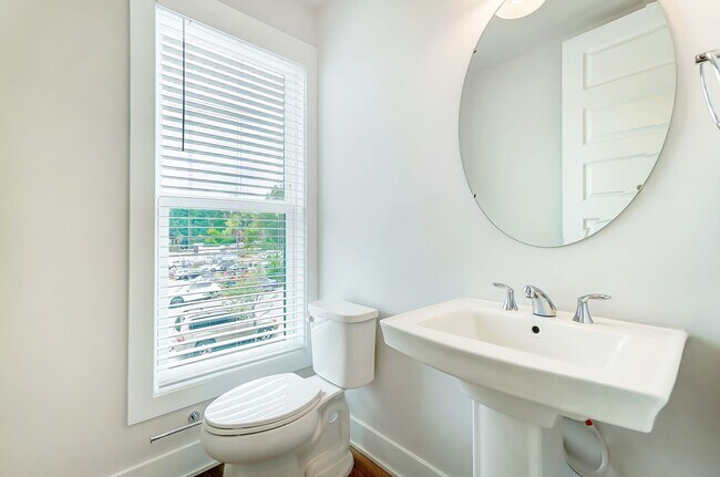 Building Photo - 3 Bedroom Townhome minutes from South End!