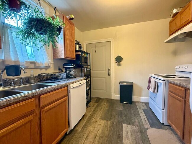 Building Photo - 1320 Kenmore Ave