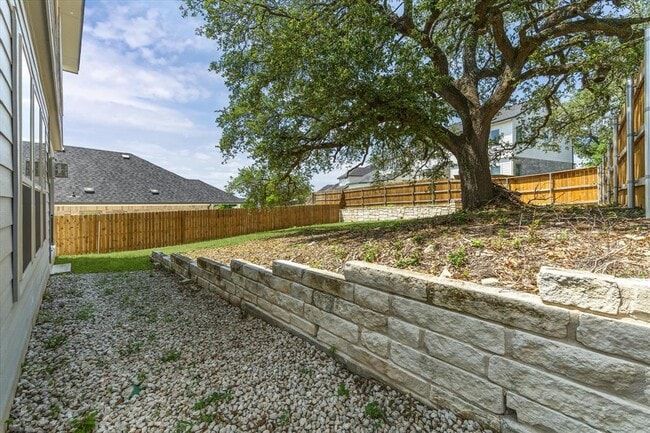 Building Photo - 806 Dayton Dr