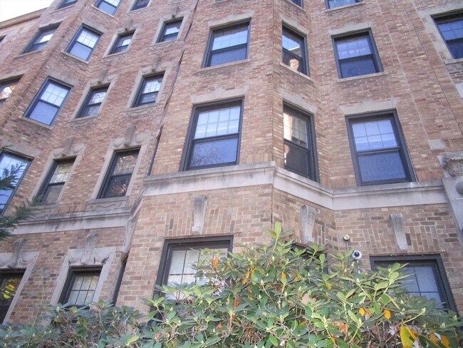 Building Photo - 122 Riverway