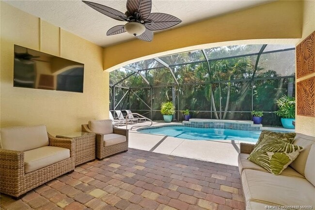 Primary Photo - 521 NE Abaca Way
