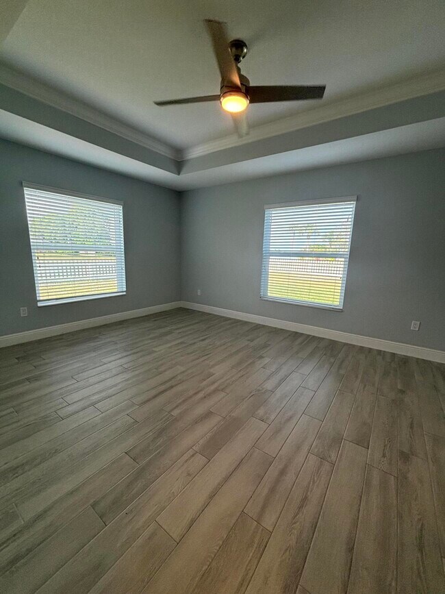 Building Photo - 2501 SE Mariposa Ave