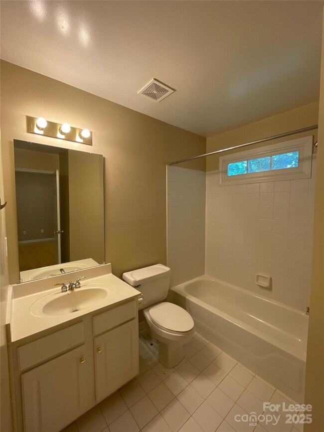 Building Photo - 1928 Dearmon Dr