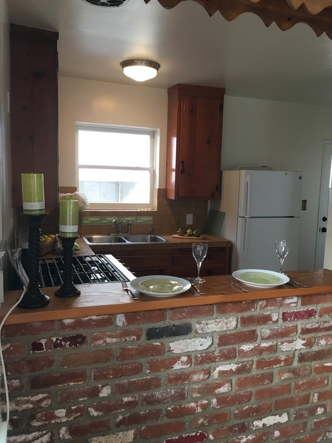 Kitchen - 818 Loma Dr