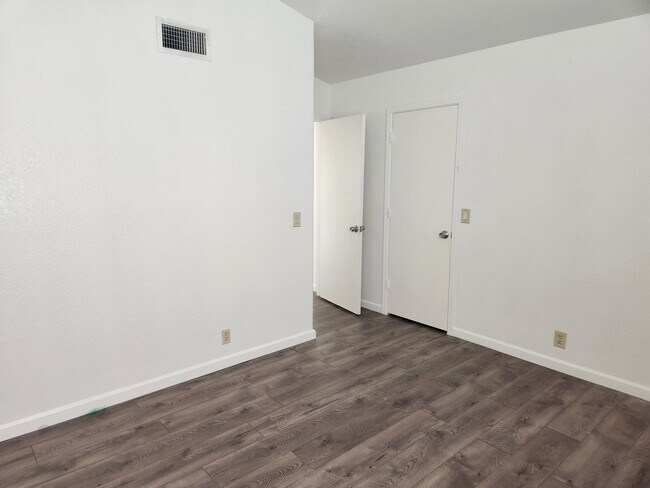 Building Photo - 3 bed 2.5 bath with loft