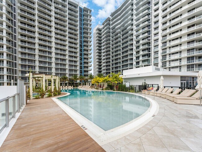 Building Photo - 220 Lake Shore Dr