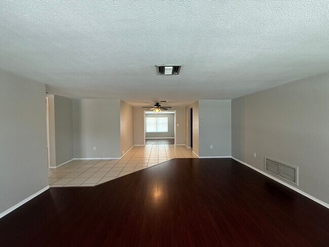 Building Photo - Available Now! Beautiful Single Family Por...