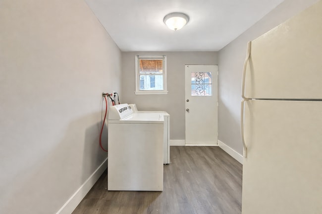 Building Photo - Modern Finishes, In-Unit Laundry & Bright Living Spaces