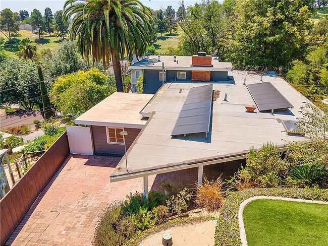 Building Photo - Gorgeous 3 bd 2 ba + Den Single Family hom...