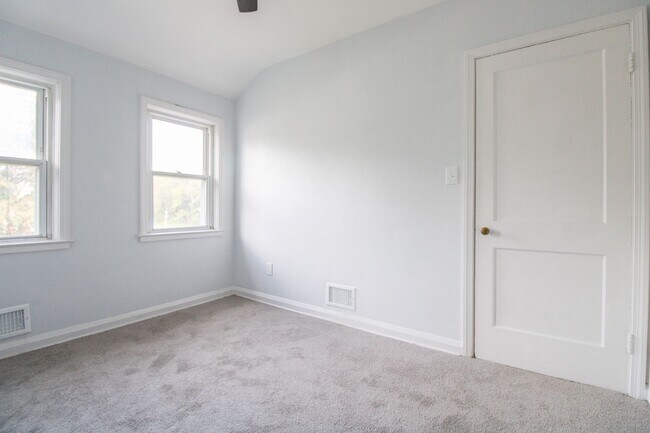 Building Photo - 1096 Cameron Rd