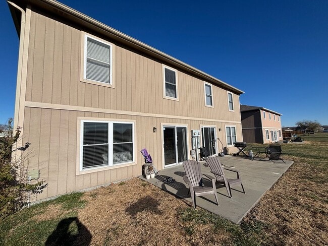 Building Photo - Your Dream Home Awaits – Gorgeous 4 Bed / 2.5 Bath with Spacious Backyard & Attached Garage