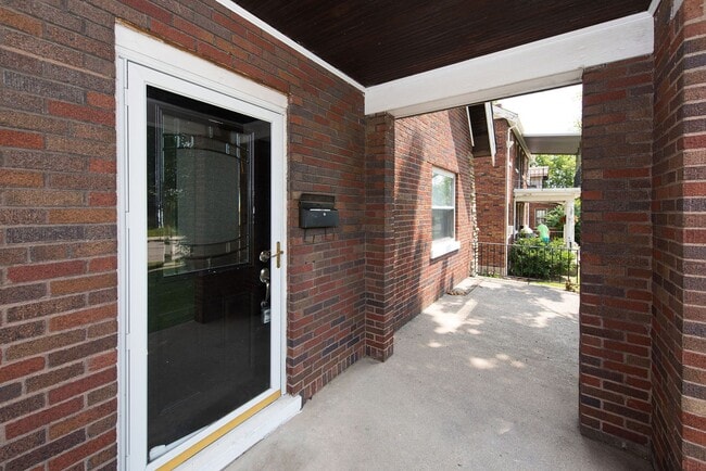 Building Photo - COVEDALE- 3 bedroom 1.5 bath Tudor with up...
