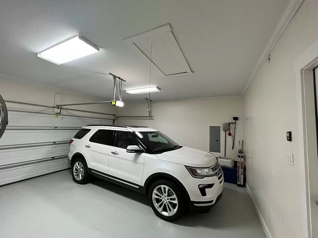 Building Photo - Stunning 3-Bedroom Home with Deck, Patio & Large Yard in Kodak, TN