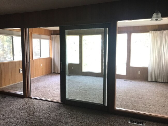 Building Photo - South Hill Charm