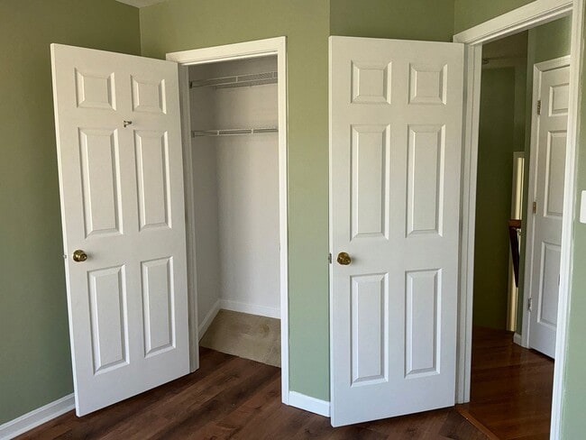 Building Photo - Beautiful 3BR 3.5BA 3 level townhome locat...