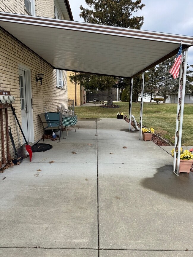 Building Photo - 9731 S 90th Ave