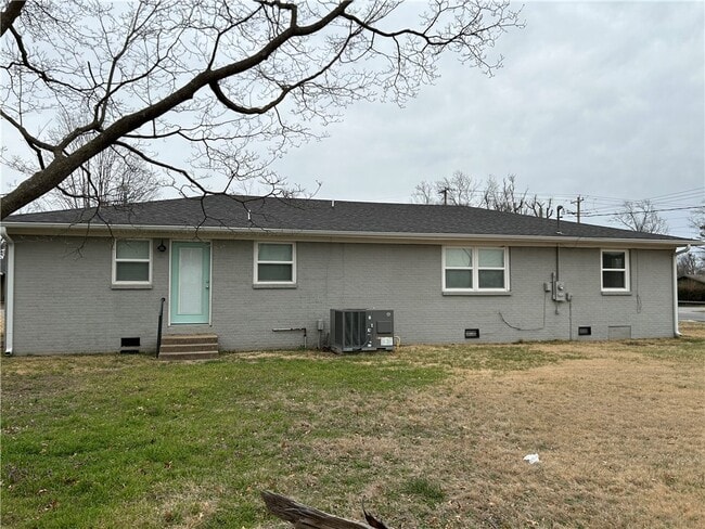 Building Photo - 301 Crestview Dr