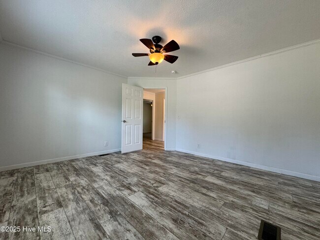 Building Photo - 162 Sandy Creek Dr