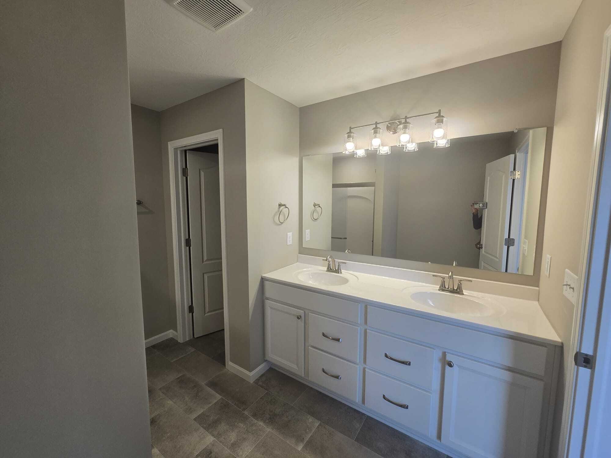 Double vanity bathrooms - 8985 Hawk Hill Way