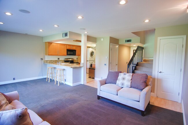 Building Photo - 2 Bedroom Condo in Presidential Heights 1 with Private back patio!!