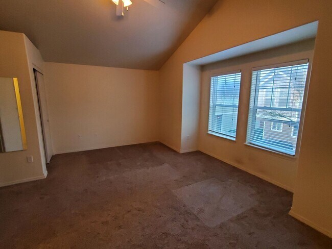 Building Photo - Great Location! 2 Bed 2 Bath Townhouse Style Condo! Open Concept! Laminate Floors Throughout Main!