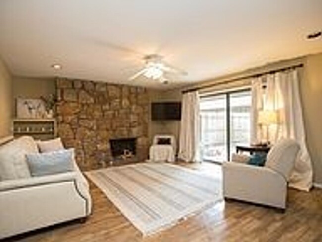 Building Photo - NO PETS ALLOWED: Wonderful 2 bedroom, 2 ba...