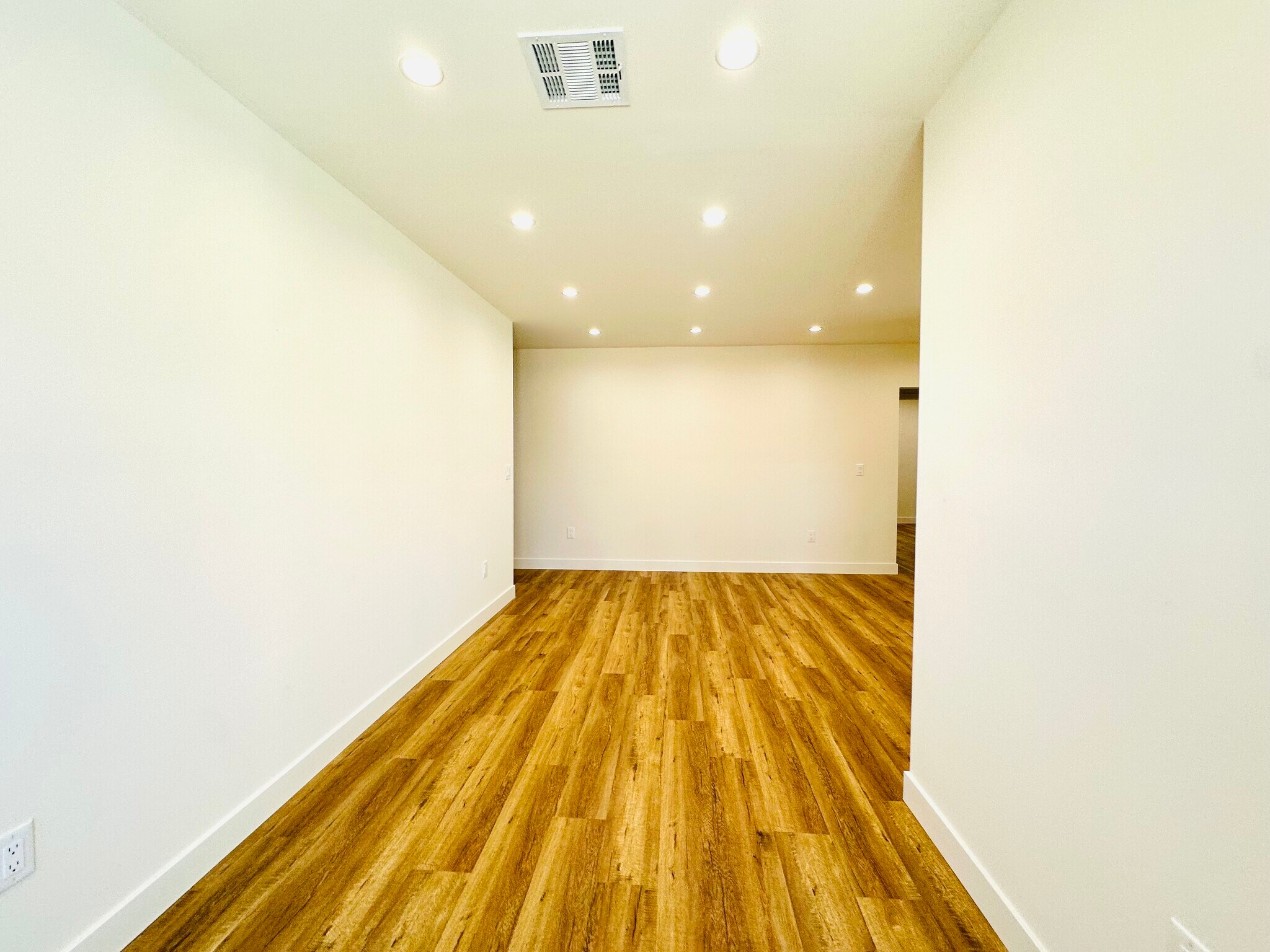 Building Photo - 11104 Oxnard St