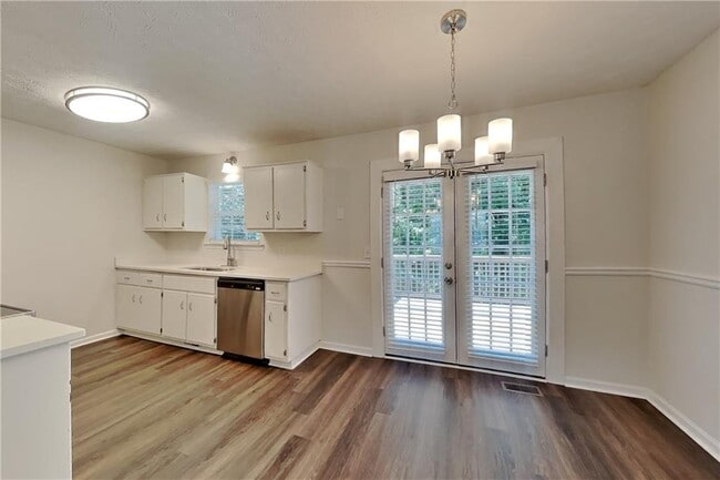Building Photo - 6460 River Hill Dr