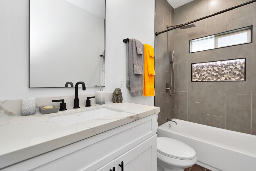 Upstair Guest Bathroom - 4209 New Orleans St