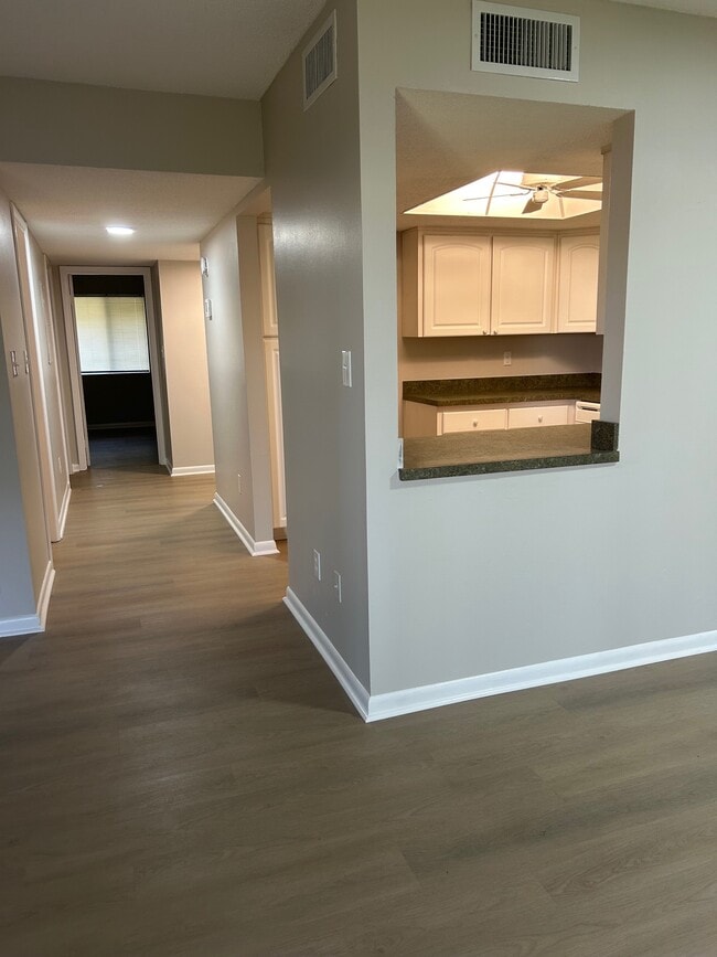 Building Photo - 559 Fairways Cir