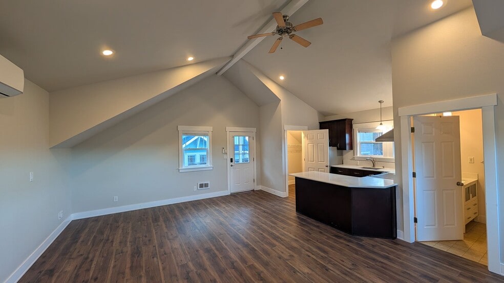 Building Photo - Valley St Duplex