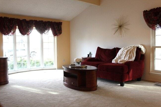 Building Photo - 5 BR/3 1/2 BA in the Desirable Meadowglen Community!!