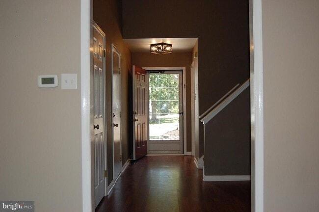 Building Photo - 131 Red Haven Dr