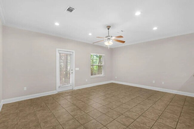 Building Photo - 17 W Shady Oaks Ln