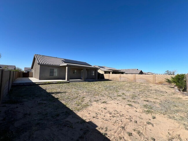 Building Photo - 4 BEDROOM HOME!