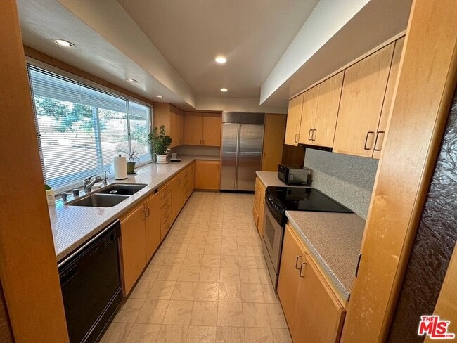 Building Photo - 590 N Tigertail Rd