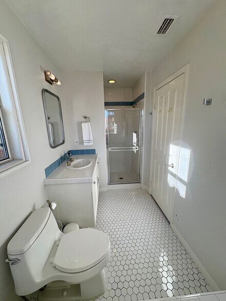 Building Photo - 6483 Zuma View Pl