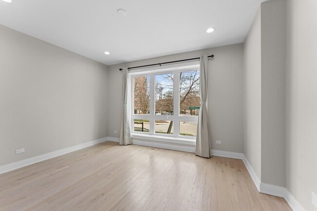 Building Photo - 7428 N Rogers Ave