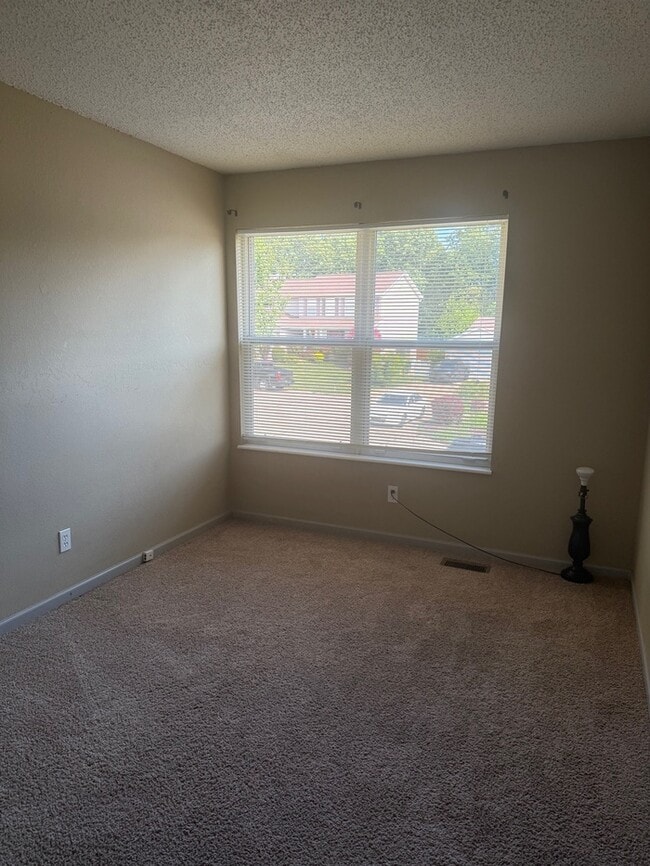 Building Photo - 4 bedroom 2.5 Bath 1.5 Story Home In Fox S...
