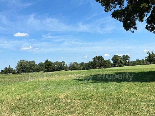 Building Photo - 440 St Claire Dr